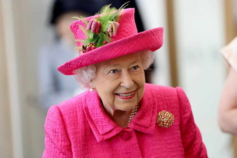 Rainha Isabel II recusa ajuda a a plantar árvore aos 93 anos de idade