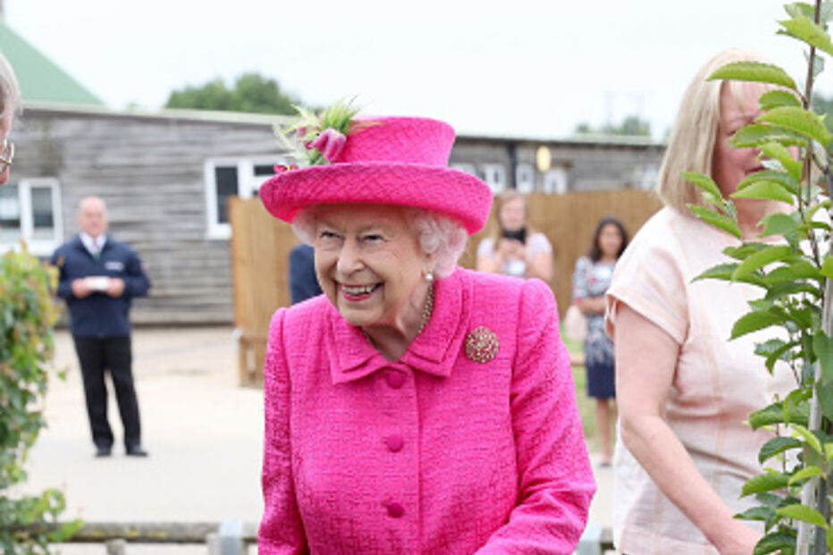 Rainha Isabel II recusa ajuda a a plantar árvore aos 93 anos de idade