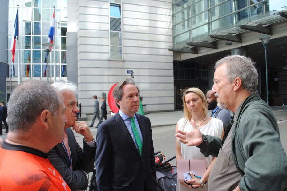 Filipe Gaivão foi recebido por eurodeputados e já partiu de Bruxelas para Lisboa de bicicleta
