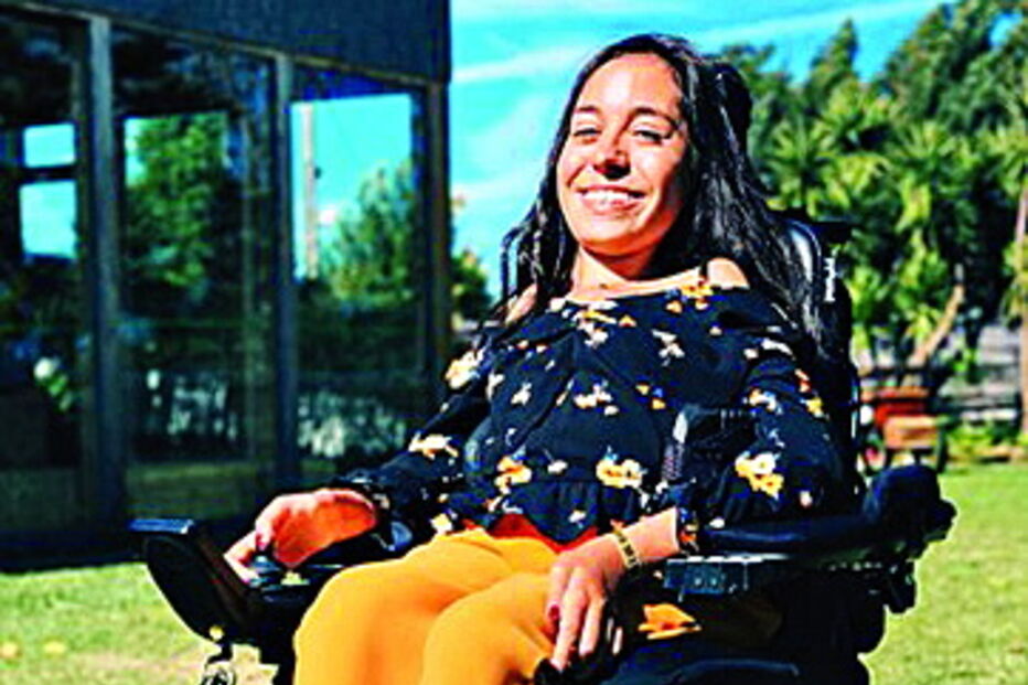 Beatriz tem 18 anos e sofre  de atrofia muscular  