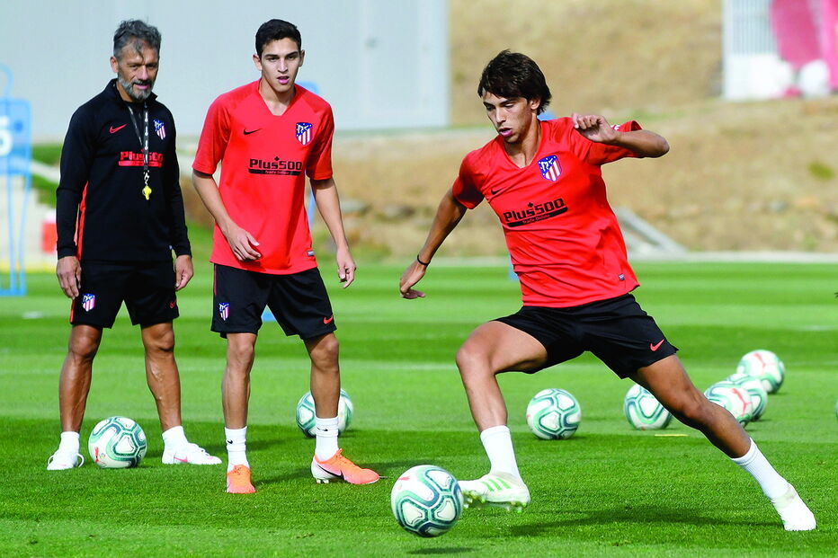 João Félix já está a dar nas vistas nos treinos do Atlético de Madrid, dirigidos pelo técnico Diego Simeone