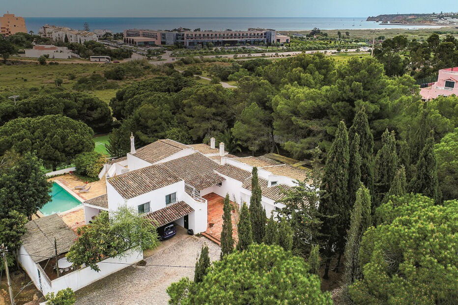 Moradia construída em traça tipicamente algarvia e rodeada por altas árvores, está situada num terreno  isolado, na Meia Praia, em Lagos 