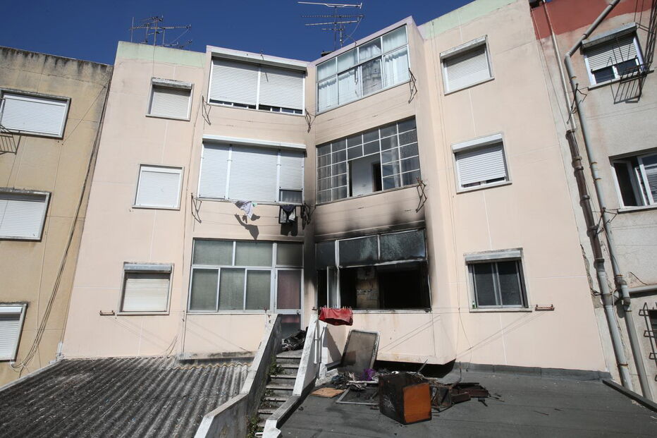 Incêndio destrói casa e fere mulher em Odivelas