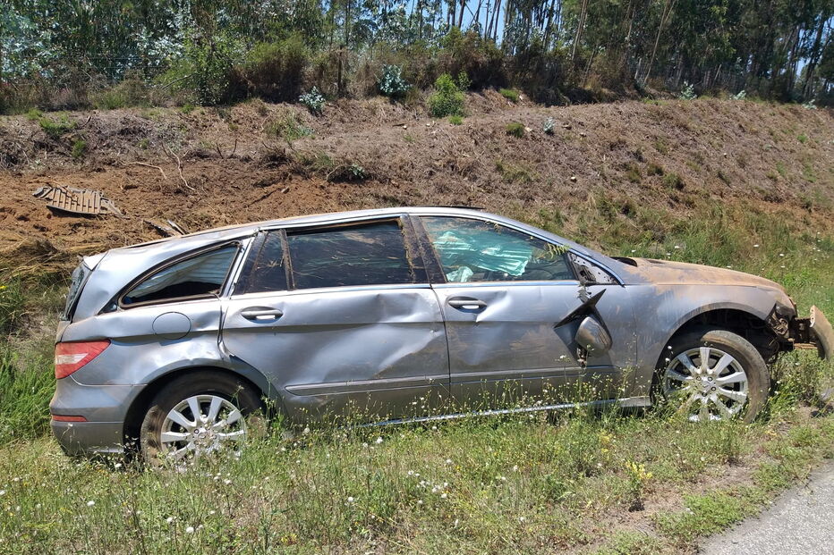 Dois jogadores menores entre seis feridos em despiste de carro na A1