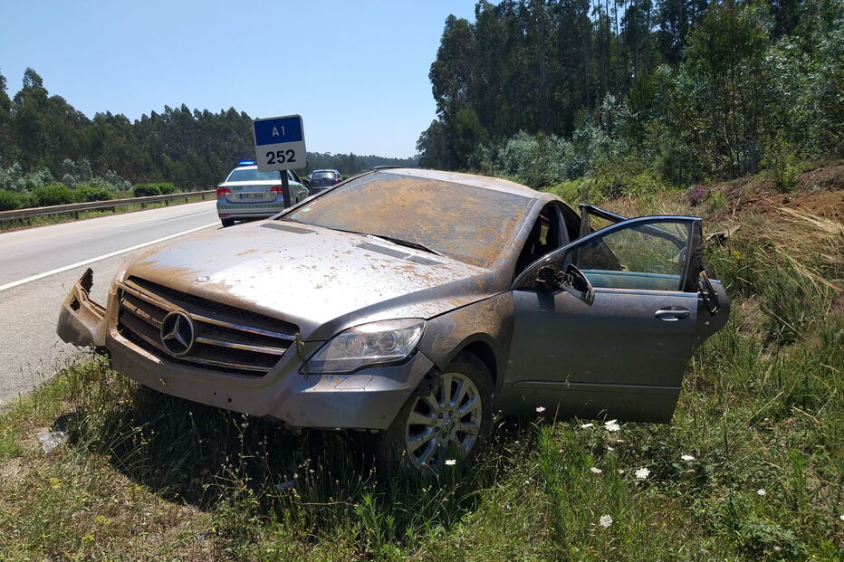 Dois jogadores menores entre seis feridos em despiste de carro na A1