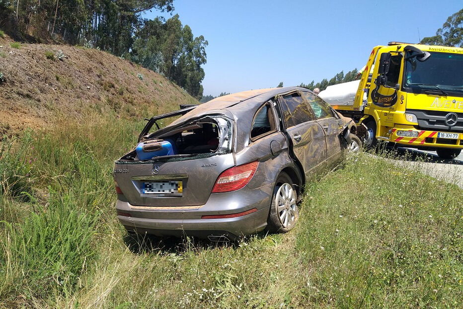 Dois jogadores menores entre seis feridos em despiste de carro na A1
