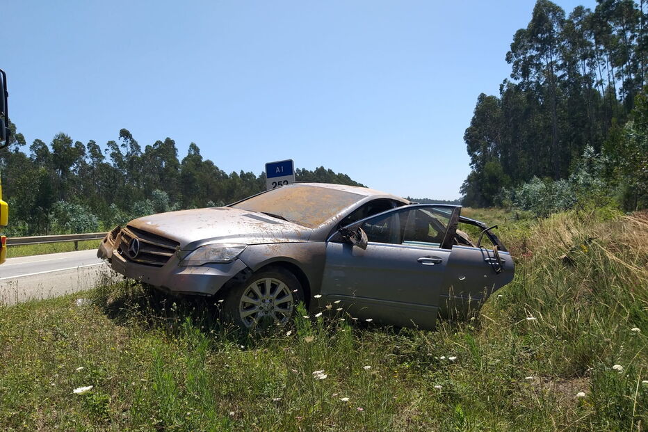 Dois jogadores menores entre seis feridos em despiste de carro na A1