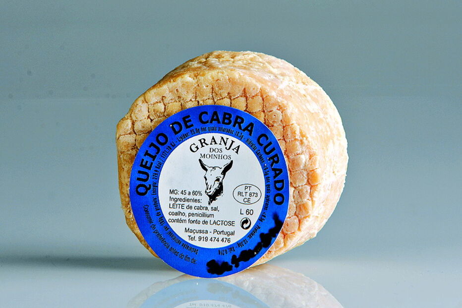 Queijo de cabra seco e multifacetado
