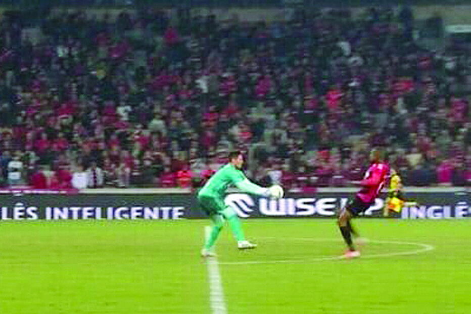 Diego Alves defendeu com as mãos fora da área e não viu o vermelho