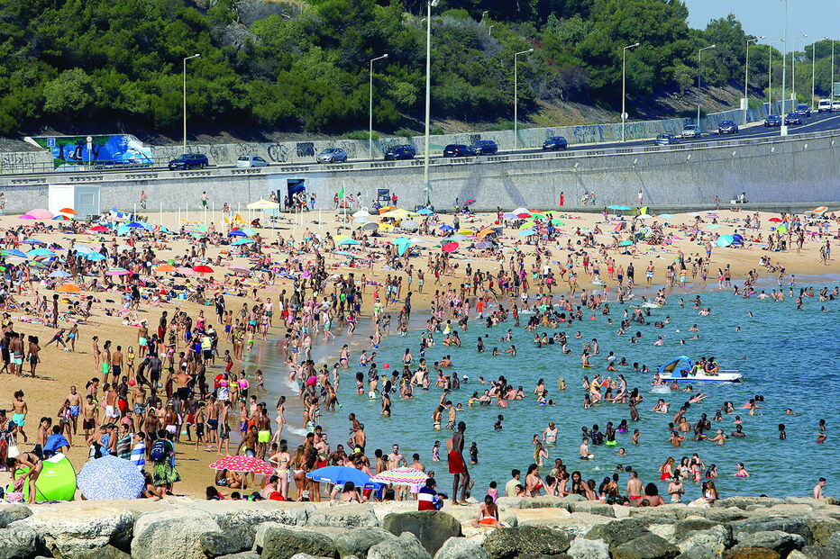 Calor intenso levou milhares de pessoas a refrescarem-se no mar. Temperatura da água ronda os 20 graus   