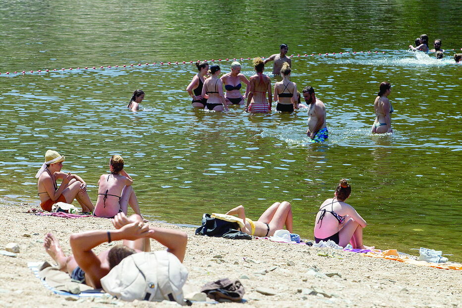Um mergulho no rio foi a solução encontrada por muitos para enfrentarem o calor. As praias fluviais – neste caso, a de Palheiro e Zorro, em Coimbra –, ganham adeptos nesta altura
