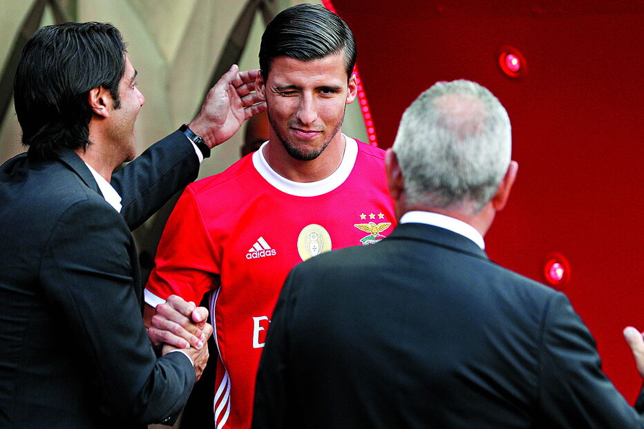 Rúben Dias saudado por Rui Costa na 4ª feira. O Benfica quer apressar a renovação do contrato do central