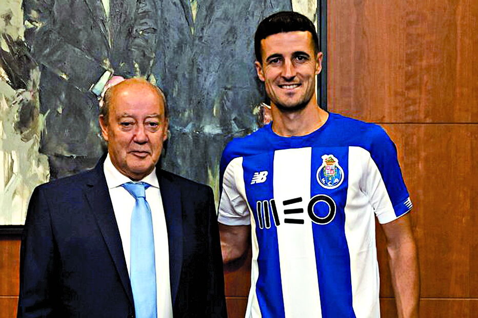 Iván Marcano ao lado de Pinto da Costa durante a oficialização do espanhol como reforço