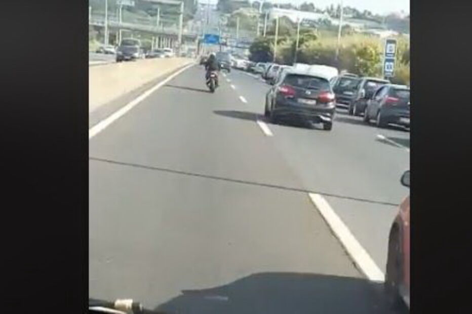 Motard emociona internet ao ajudar ambulância em emergência na Ponte 25 de Abril