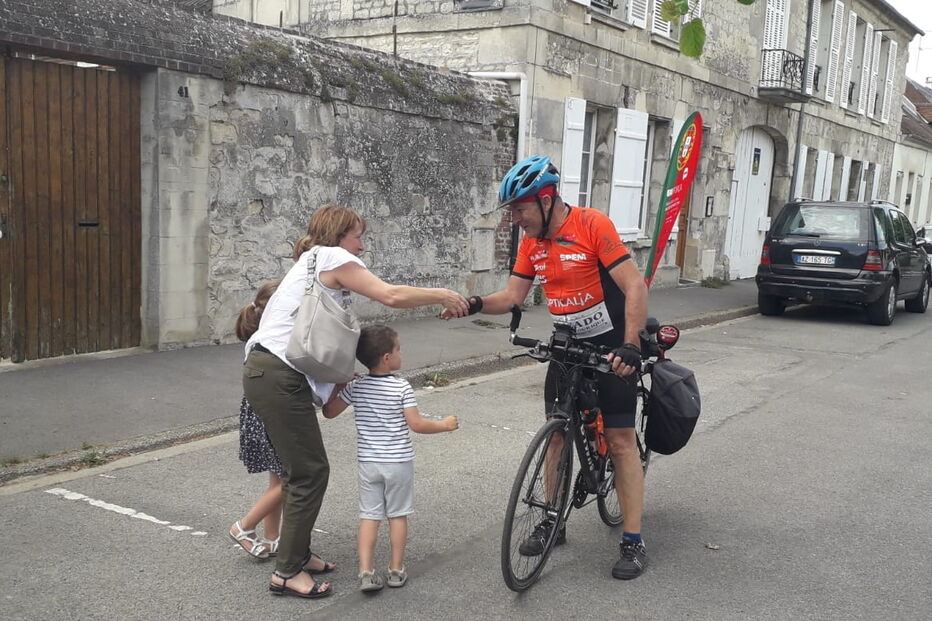Filipe Gaivão faz a etapa mais longa do desafio de bicicleta a caminho de Paris: 
