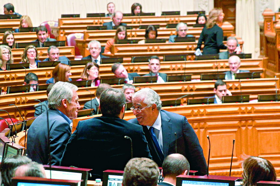 Fim da legislatura marcada por mais uma vitória da maioria parlamentar de esquerda, a pensar nas próximas eleições  