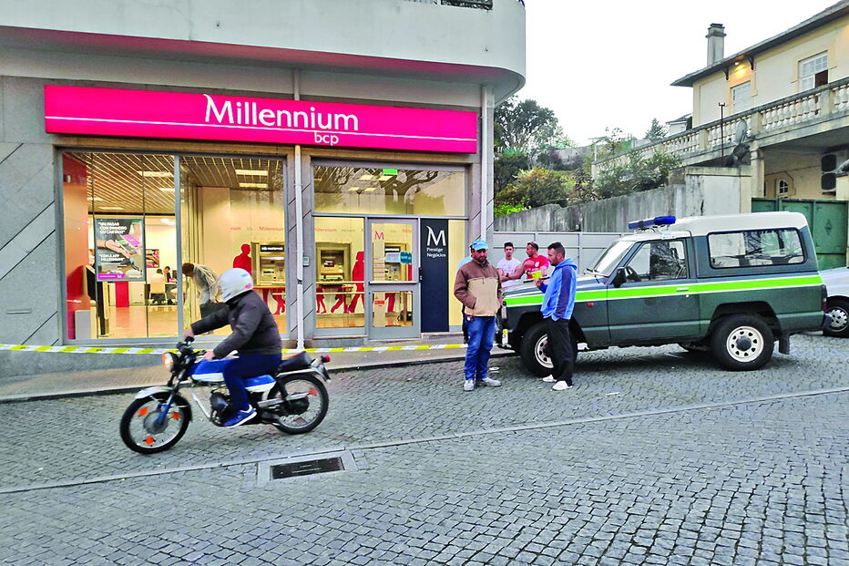 Millennium BCP foi um dos alvos dos dois suspeitos, que partiram o vidro da porta com marretas e levaram 30 mil euros