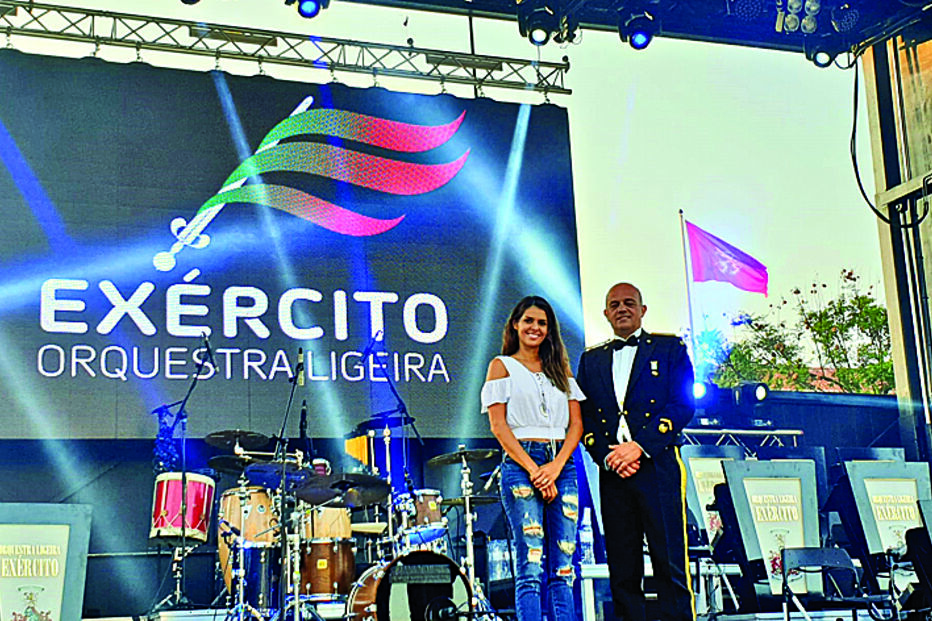 Cuca Roseta em concerto com o exército