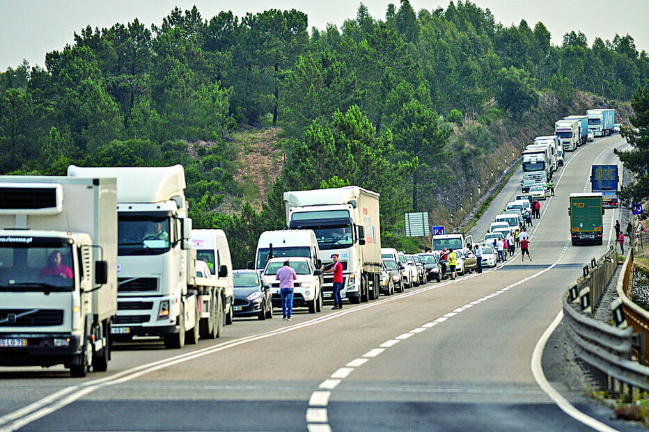Protesto em marcha lenta chamou à atenção para a necessidade de obras no IC2, entre a Benedita e Aveiras 