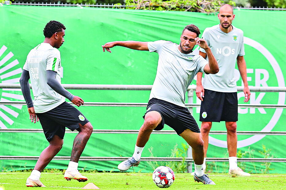 Luiz Phellype disputa uma bola com Wendel, perante o olhar atento do holandês Bas Dost