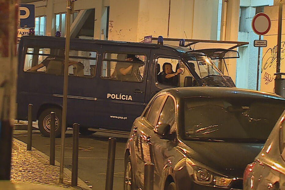 Três jovens esfaqueados e um polícia ferido durante rixa em estação de comboios de Queluz