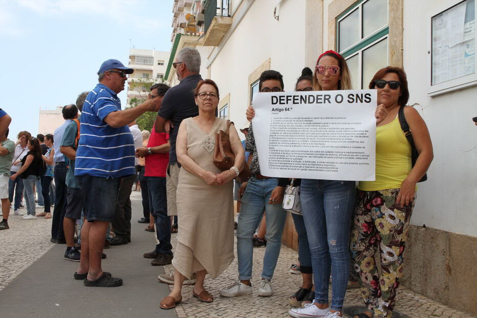 Manifestação de utentes devido à falta de condições no Hospital de Portimão