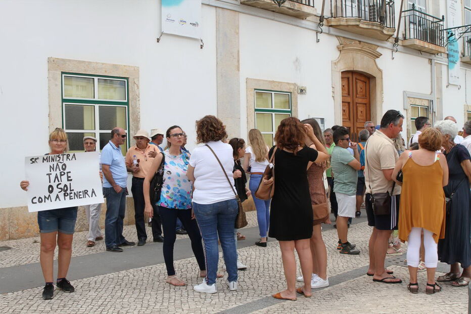 Manifestação de utentes devido à falta de condições no Hospital de Portimão