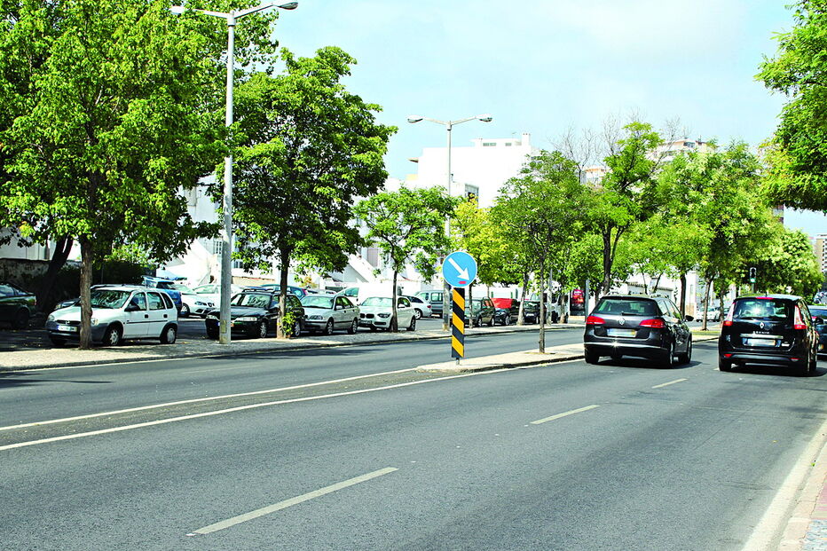 Acidente na avenida Cidade Hayward, junto ao quartel do Corpo de Bombeiros Sapadores de Faro