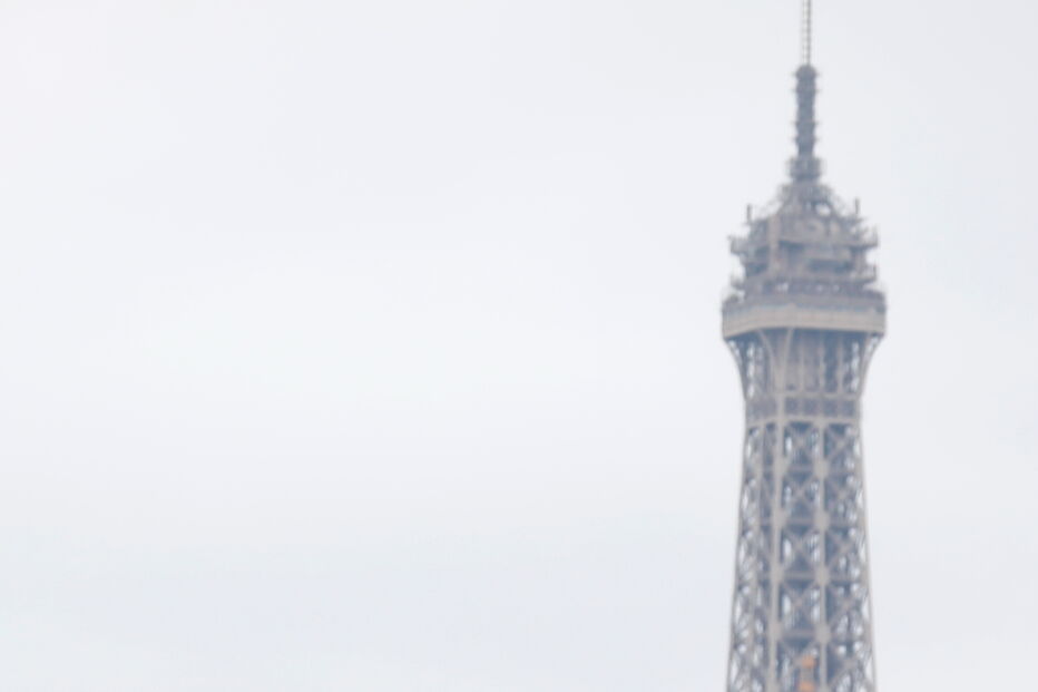 Homem sobrevoa parada militar em Paris com arma anti-drones no Dia Nacional de França