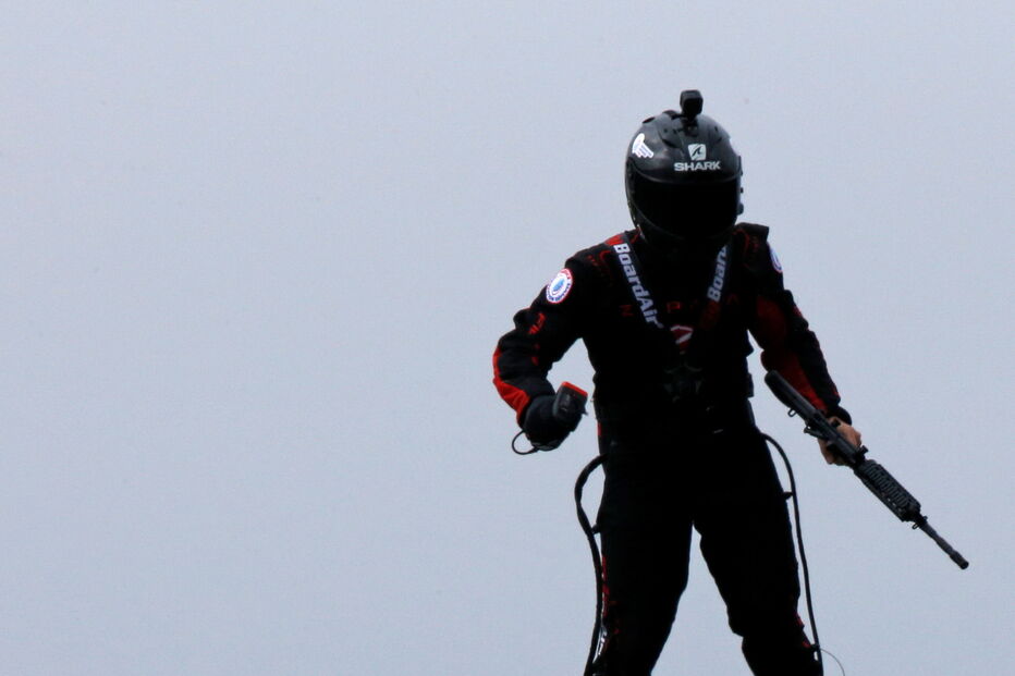 Homem sobrevoa parada militar em Paris com arma anti-drones no Dia Nacional de França