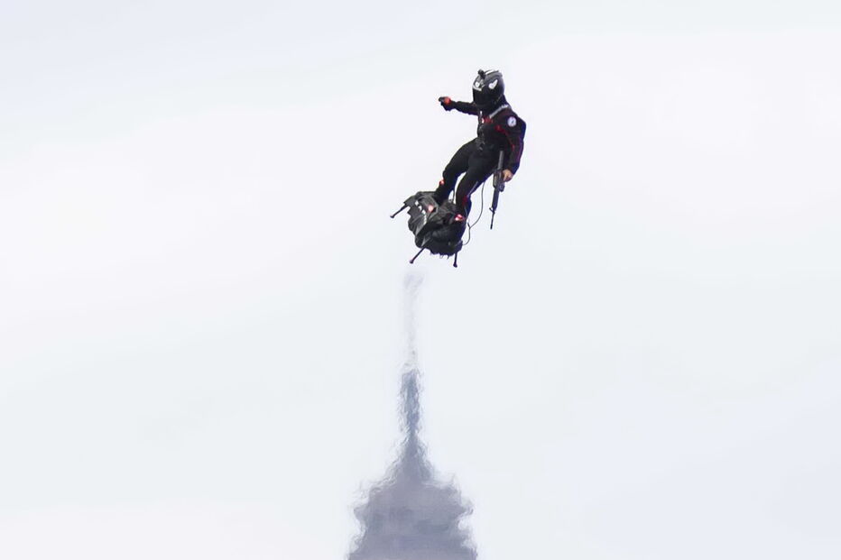 Homem sobrevoa parada militar em Paris com arma anti-drones no Dia Nacional de França