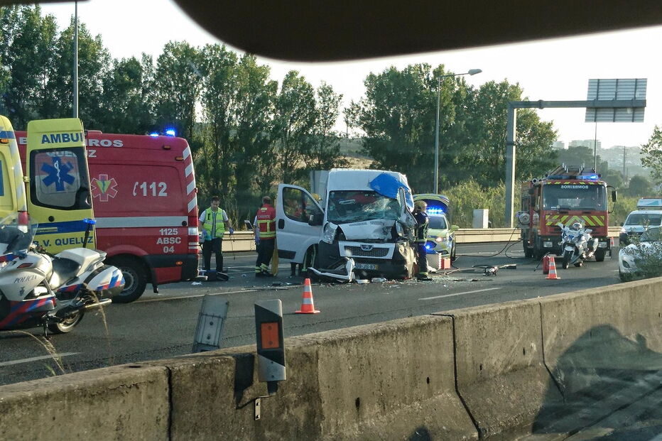 Colisão junto a Queluz corta circulação no IC19 nos dois sentidos