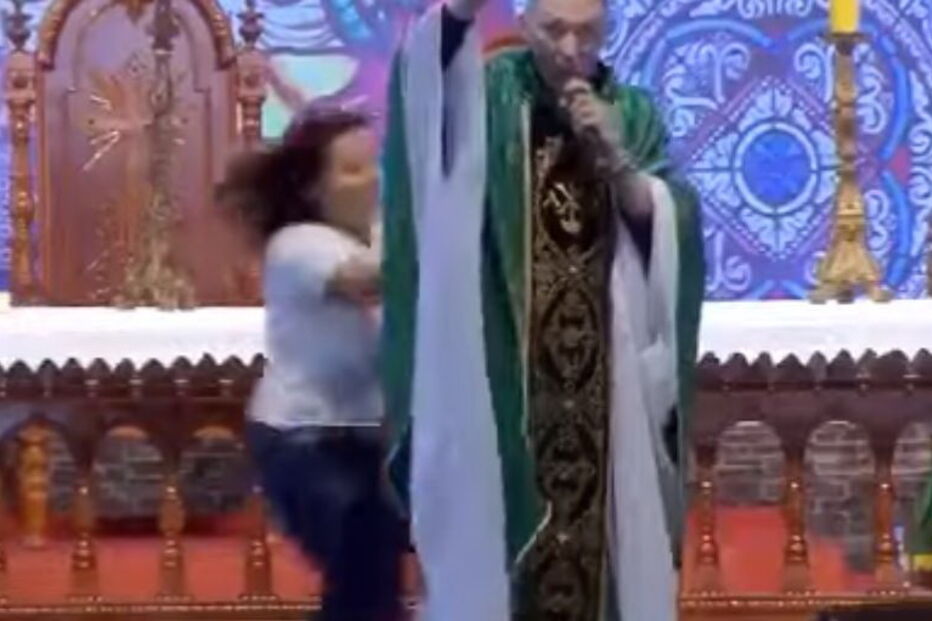 Padre empurrado por mulher de altar durante missa 