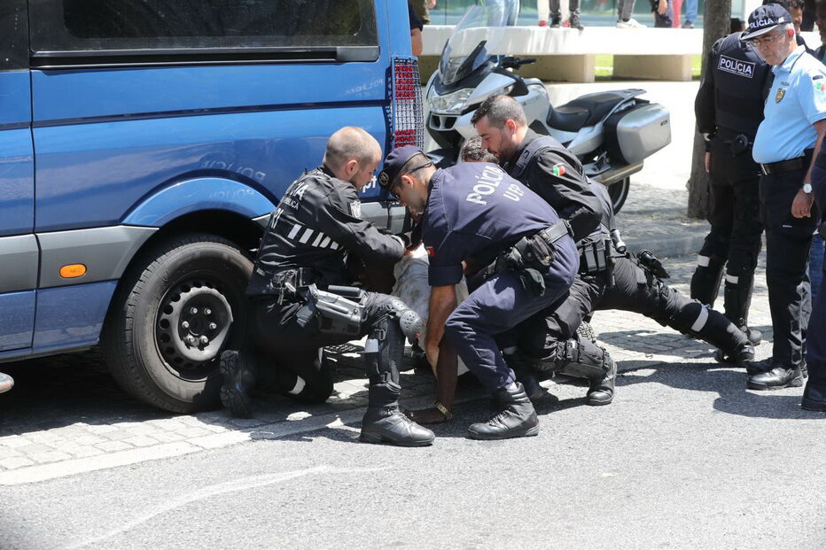 Momentos de desacato junto ao Campus da Justiça onde está a decorrer o processo de Alcochete 