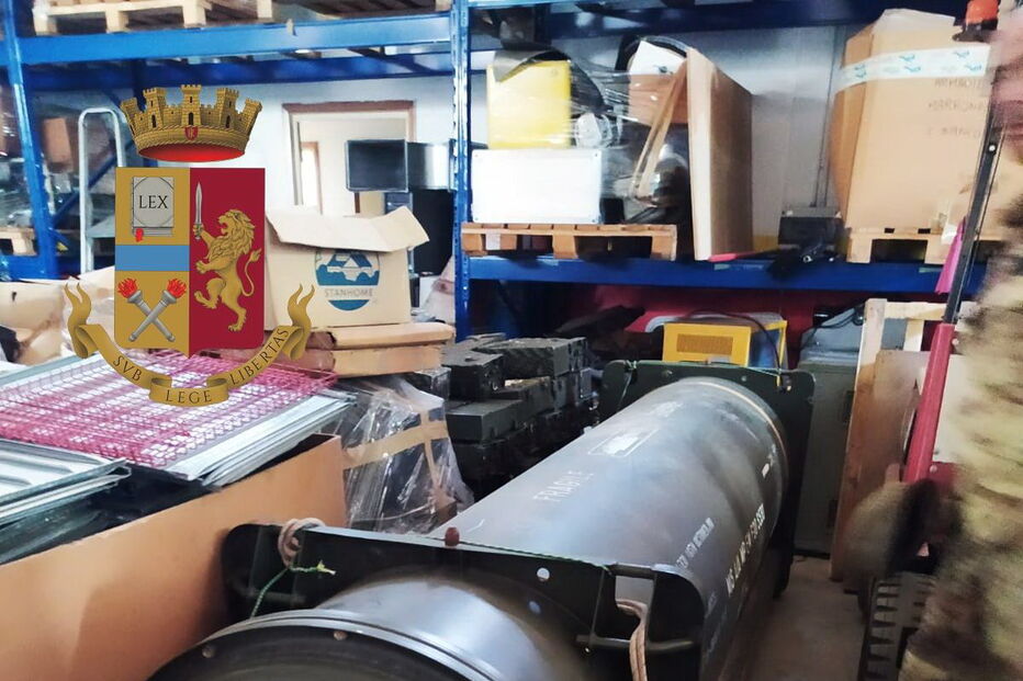 Míssil e arsenal de armas apreendido a simpatizantes neonazis em Itália