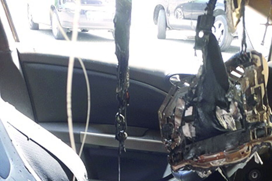 Dupla de motards incendeia carro na Amadora