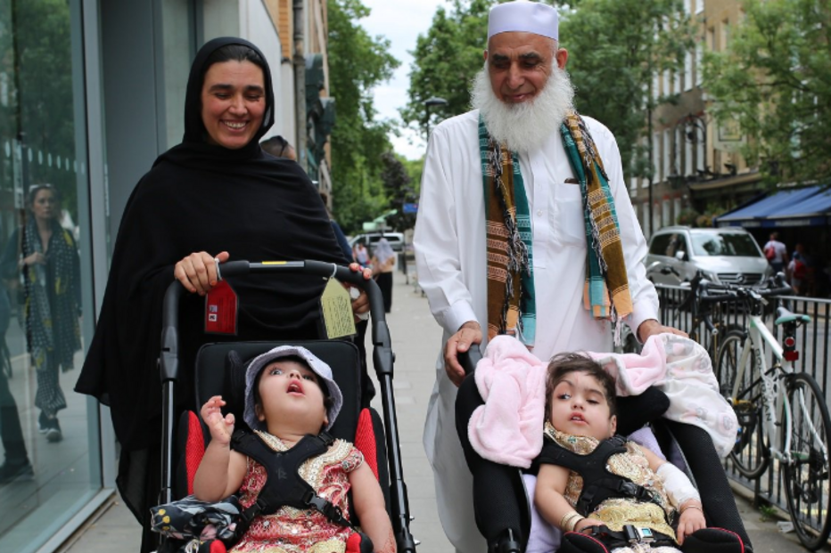 gémeas com a família