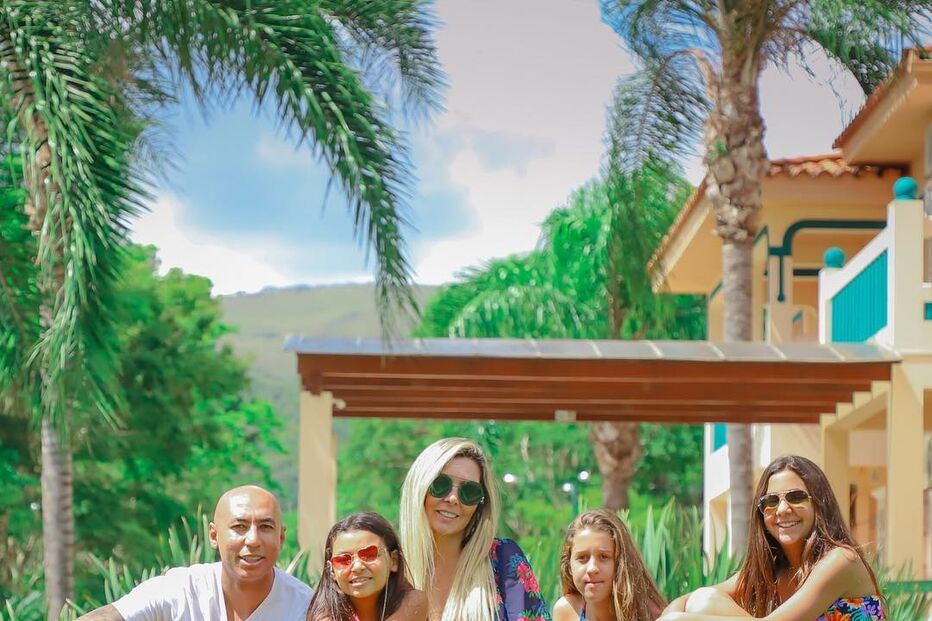 Luisão com a mulher e as filhas