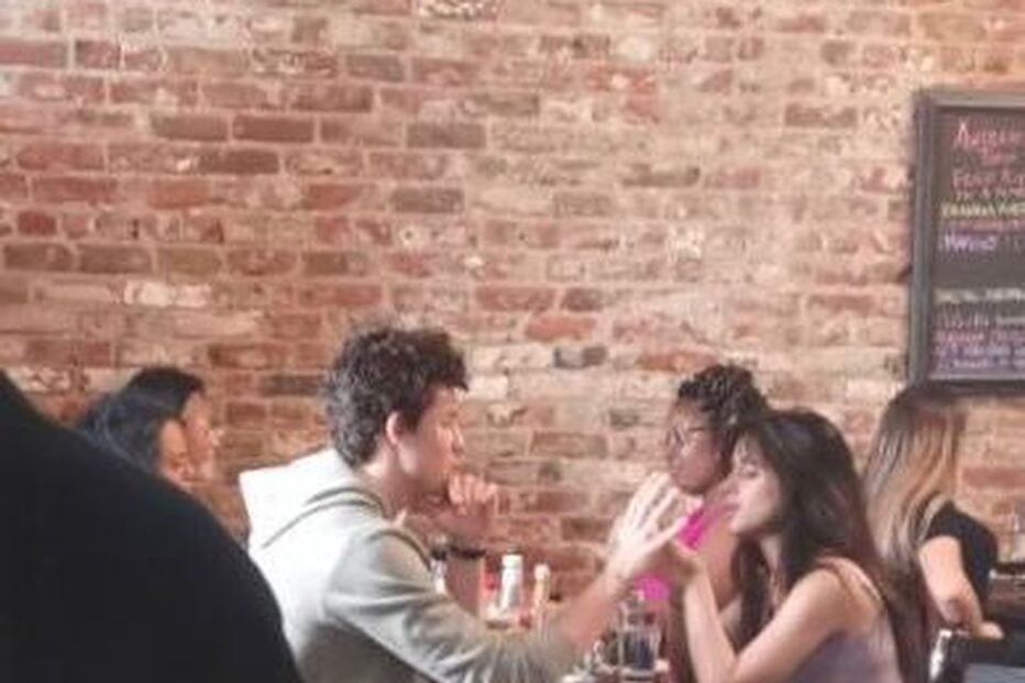 O casal foi fotografado durante um passeio