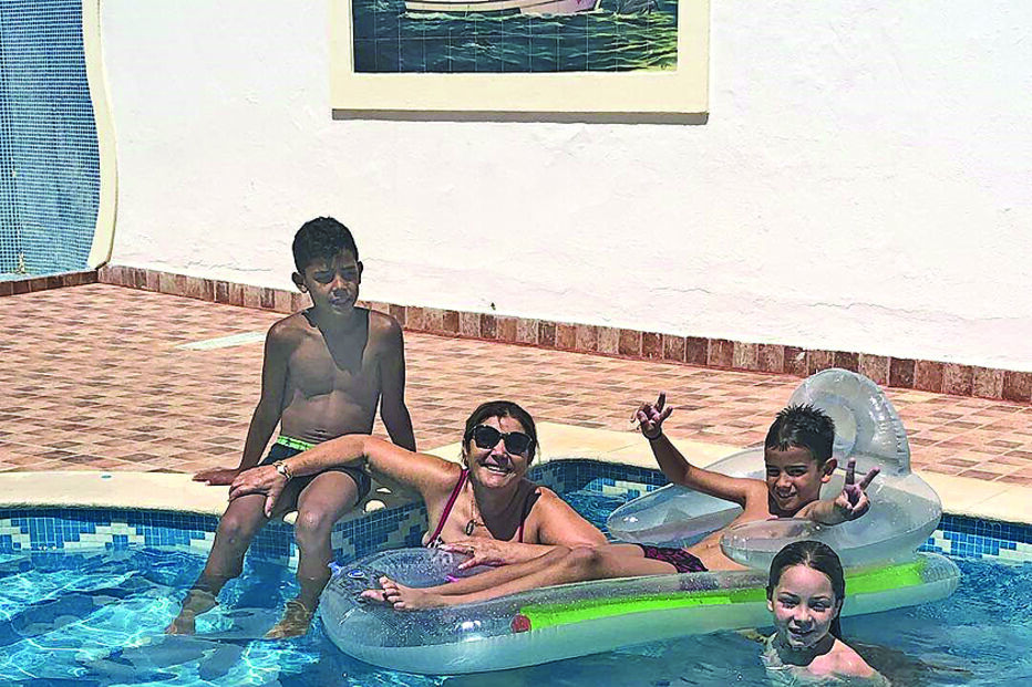 Dolores Aveiro está no Algarve com os netos Cristianinho e Dinis, e a filha de uma amiga 