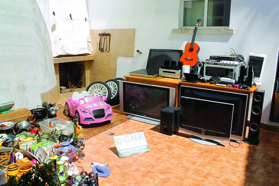 Pai e filho identificados por assalto a casa em Messines