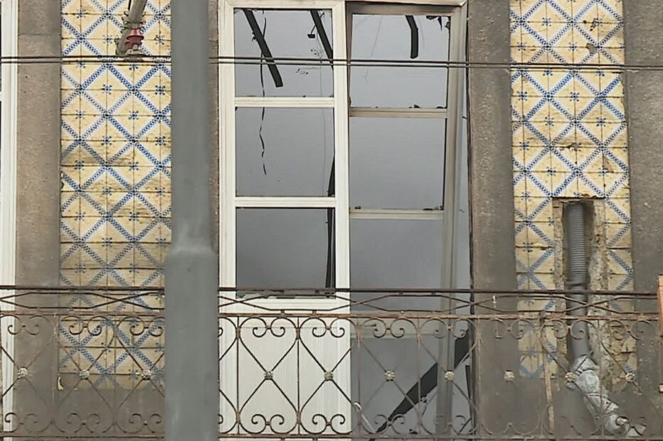 Chamas destroem prédio de quatro andares no Centro Histórico do Porto