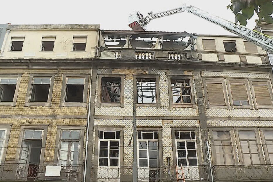 Incêndio destrói prédio no Centro Histórico do Porto