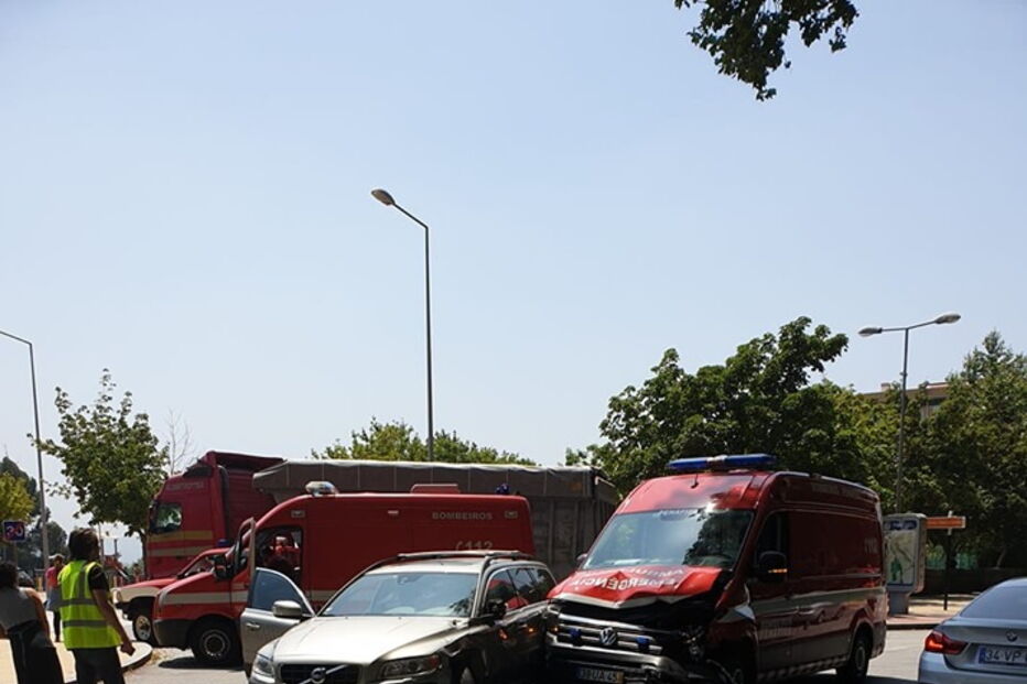Colisão fere dois bombeiros em Penafiel