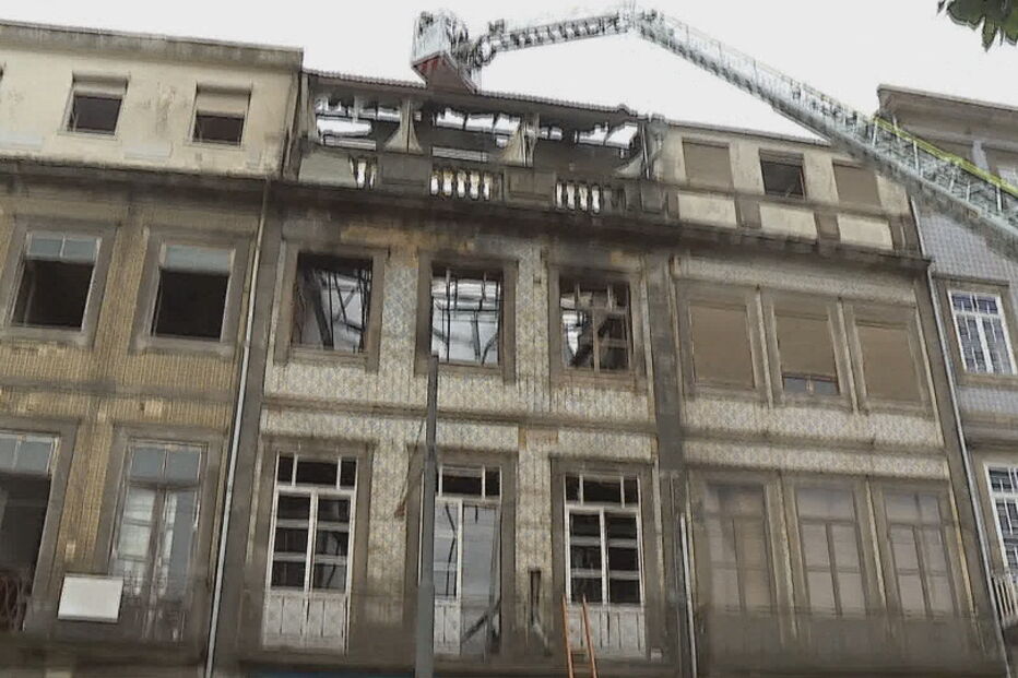 Chamas destroem prédio de quatro andares no centro histórico do Porto