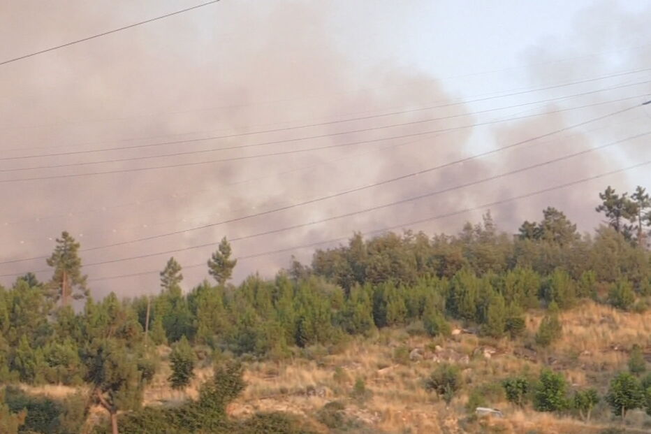 Sete meios aéreos e mais de 200 bombeiros combatem incêndio em Viseu