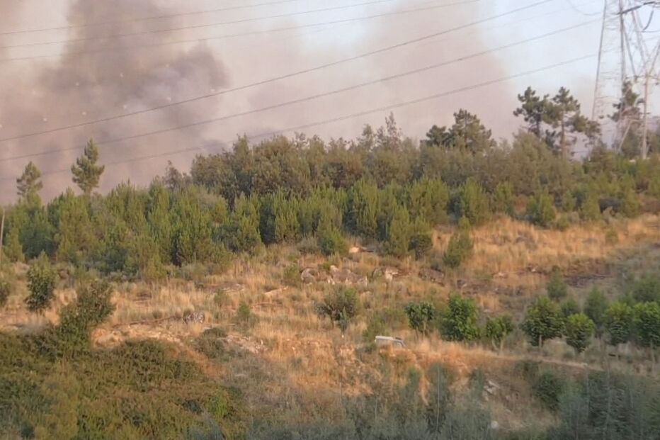 Sete meios aéreos e mais de 200 bombeiros combatem incêndio em Viseu