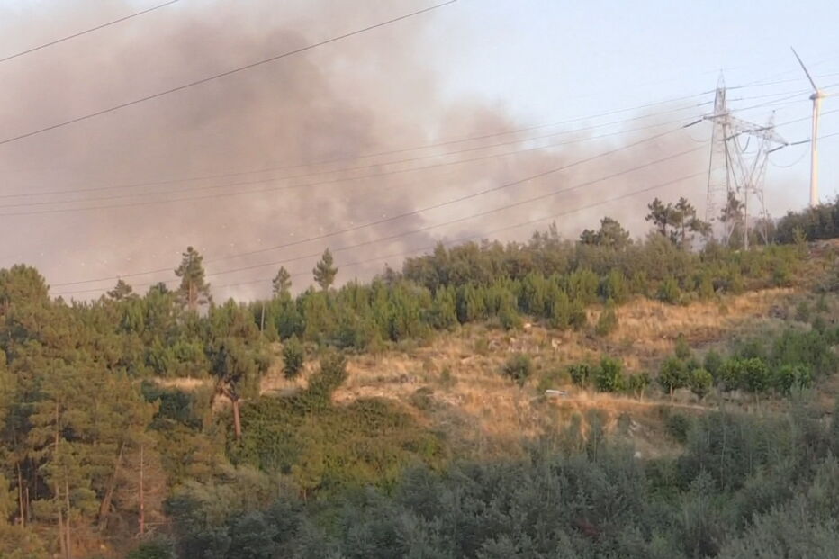 Sete meios aéreos e mais de 200 bombeiros combatem incêndio em Viseu