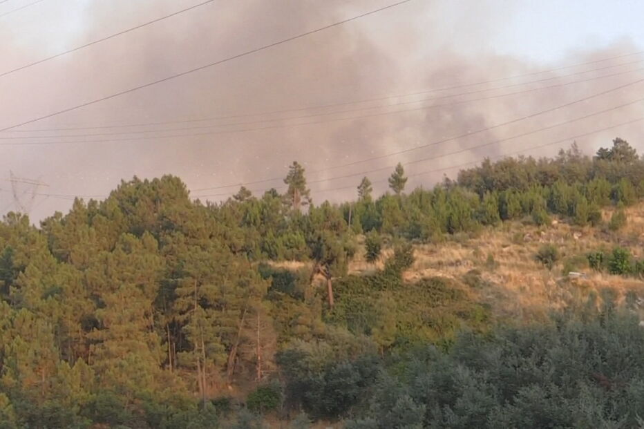 Sete meios aéreos e mais de 200 bombeiros combatem incêndio em Viseu