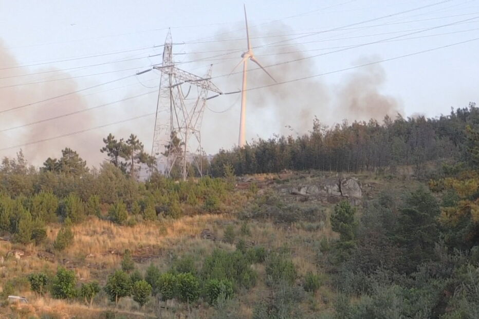 Sete meios aéreos e mais de 200 bombeiros combatem incêndio em Viseu
